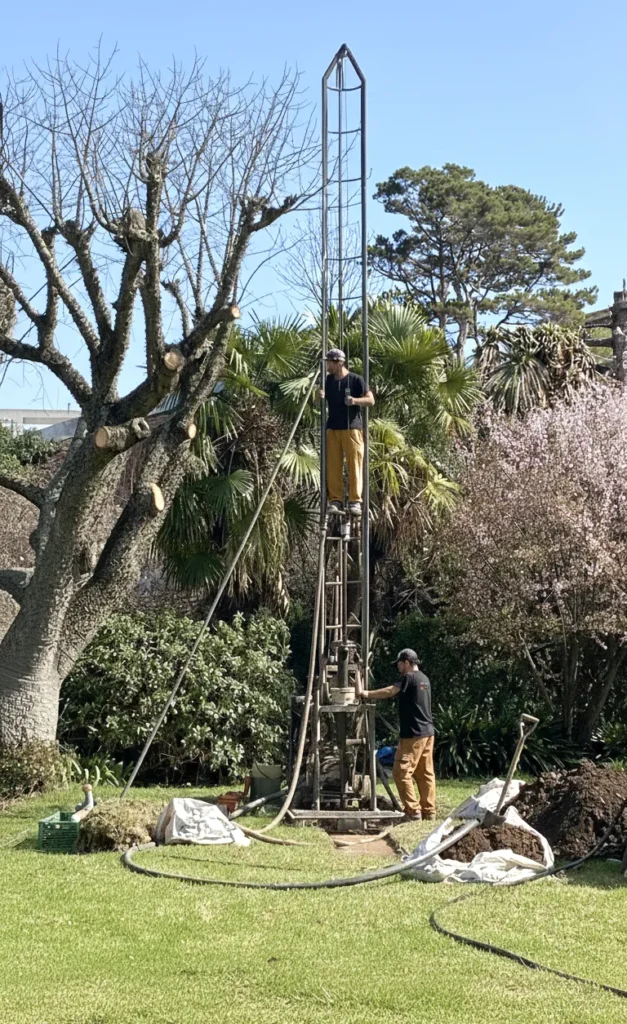 maquina realizando perforacion de pozo de agua