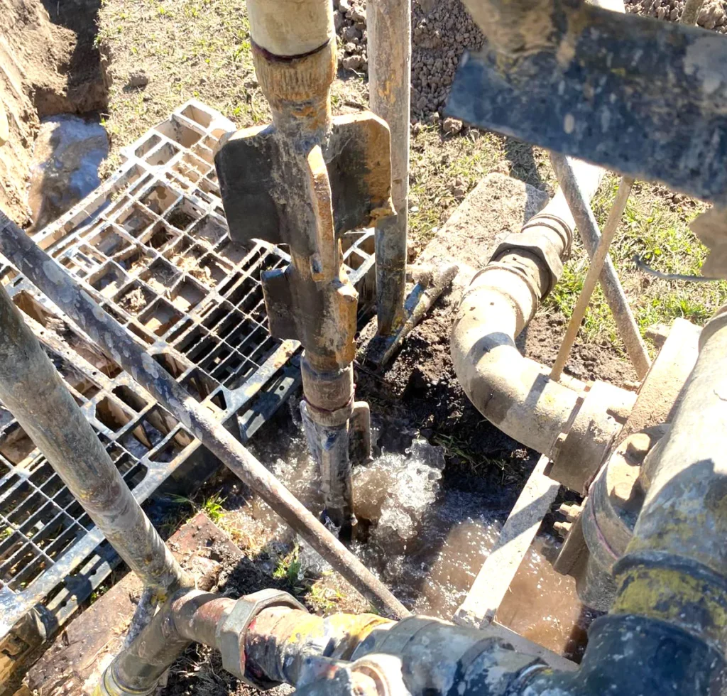maquina haciendo pozo de agua